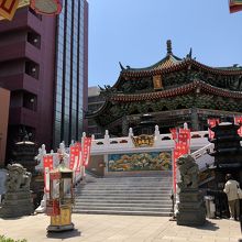 階段の先の八角形の廟堂