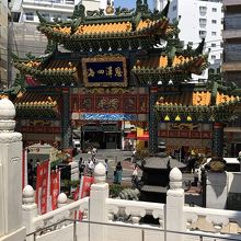 廟堂前から入口の門を眺める