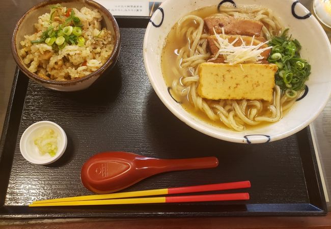 スープも麺も三枚肉も炊き込みご飯も最高です！