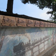 林森西路沿いに森林鐵路車庫園區の塀があります