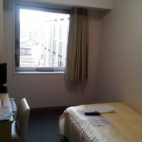 ベッド、デスクが小さいので圧迫感は無い