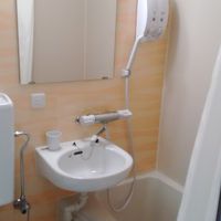 狭いけどシャワーは問題ない