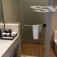 シャワーブースとお手洗い