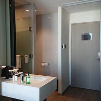 ベッドルームから見たシャワーお手洗い