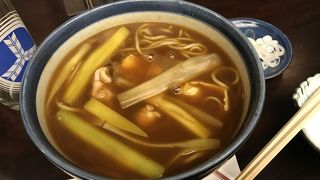 カレーソバを食べ