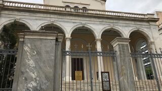 アテネのアカデミーとアテネ貨幣博物館の間にある教会