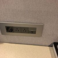 テーブルの上のコンセント