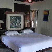 ベッドの裏側に洗面所と屋外のバスルームがあります