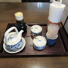 テーブルには香川醤油・たまり醤油・黒め塩と興味のわく面々
