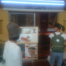 朝の出発時間帯は混んでます