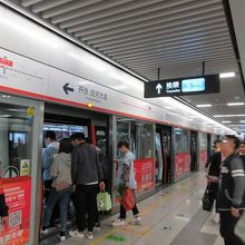 ホームドアは当たり前。警備員は割り込みに注意を喚起する役目。