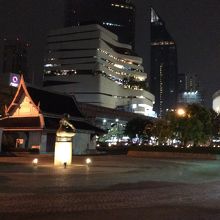 ここから都会の夜の景色が楽しめる