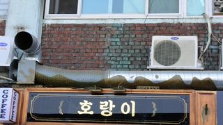 乙支路４街駅近くの商店街のおしゃれなカフェ