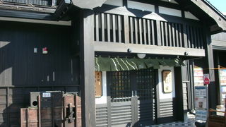 珍しく屋外と屋内に足湯がある