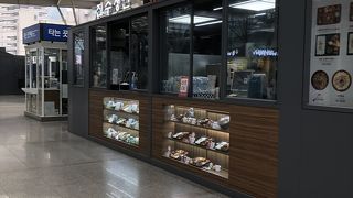 プラットホーム手前の駅弁売り場