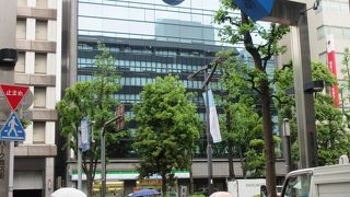 人気飲食店があります