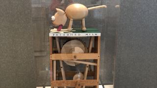 坂の上にあります