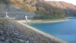石積みの堤体と紅葉し始めた山々の景色が良かった