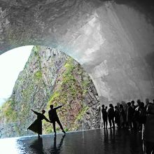 清津峡でアートになる