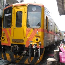 平渓線といったら、コレでしょうね。十分老街を通り抜ける列車。