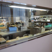 通路からは厨房の様子も