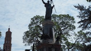 メキシコ独立の偉人の銅像