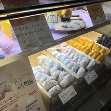 クリームパン以外の商品も有ります