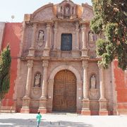 少し抑え気味のメキシカンバロックの教会