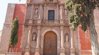 少し抑え気味のメキシカンバロックの教会