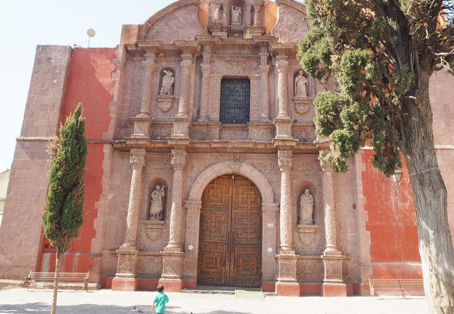 少し抑え気味のメキシカンバロックの教会
