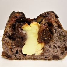 いちじくの赤ワイン煮込みクリームチーズのクルミパン 断面