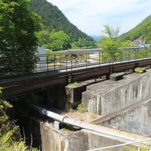 水圧菅を跨いでいた旧中央本線の橋梁跡