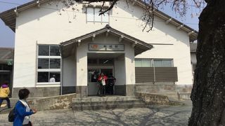 桜の木がある新城駅舎は倉のような造りです。