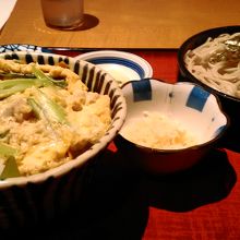 親子丼とざるそばの定食