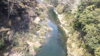 宇連川の渓谷と湖