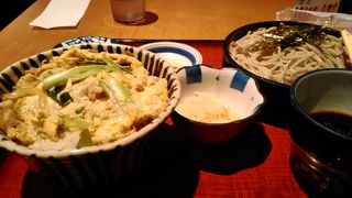 親子丼とそばで定食をいただきました