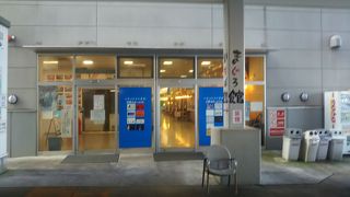 食事の時間に立ち寄るとよい。