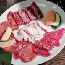 最初に出される盛り合わせ。カルビ、豚トロ、ロース。