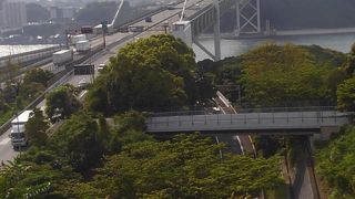 立派な橋と行き交う車