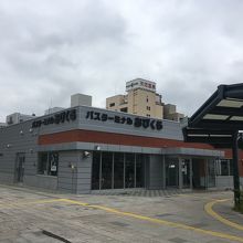 この建物の中にレンタサイクルの受付もありました