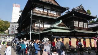 保存修理中、でも本館取り巻く長い列