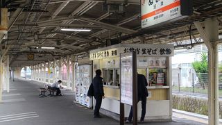 沼津駅下りホームの立ち食い店。こじんまりしたレトロ感漂う店。