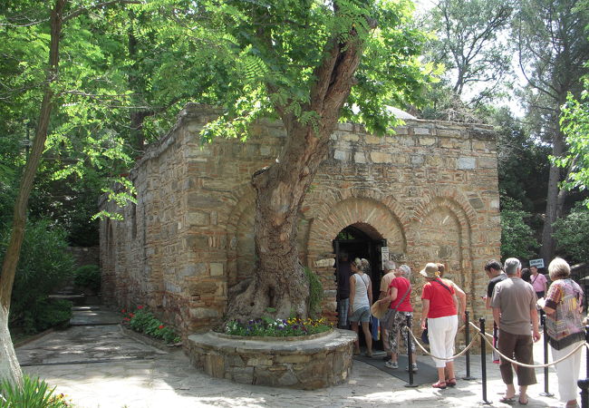 エフェソス遺跡のそばにある小さなレンガ造りの建物で中は教会になっています。