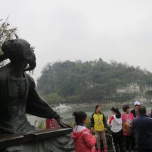 銅像も象鼻山を眺めています