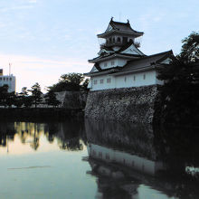 富山城(お濠越し)