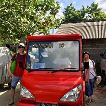 レンボンガン島では赤くて可愛いオープンカーで案内してくれます