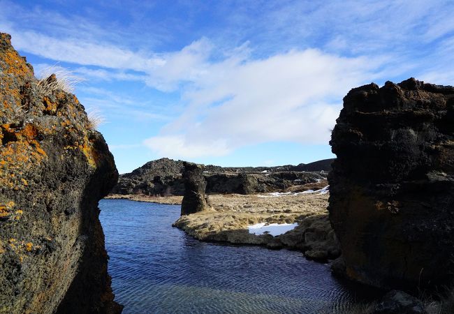 溶岩地帯をハイキング