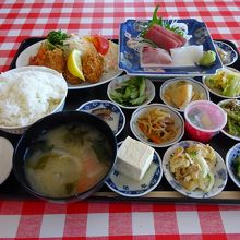 私が注文した「岡村隆史定食」。メインの他に、小鉢が10種類。