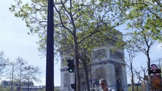 近くにフォンダシオン ルイ・ヴィトンへの専用送迎バス乗り場もあります