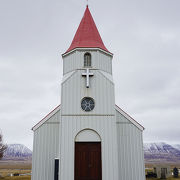教会とアイスランド的な芝屋根の家